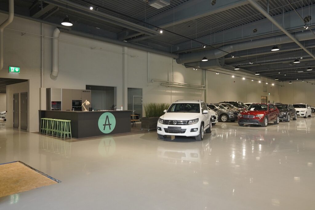 Salgshallen hos Autobudget Skien
